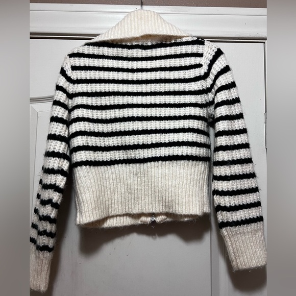 Universal Thread zip cardigan, size small. Worn once. Black and cream color - Picture 5 of 5